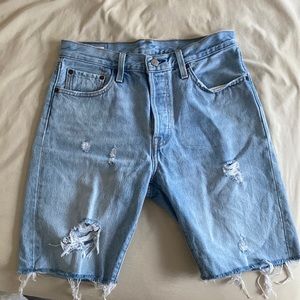 Levi’s light wash denim distressed capri shorts